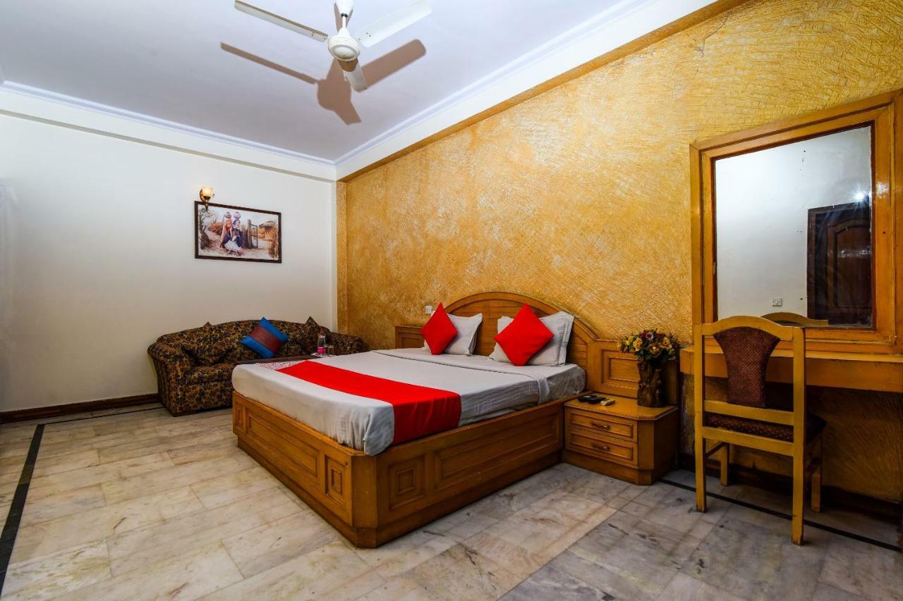 Rahul Palace By Golden Tree Near Metro Station And Ajmal Khan Market